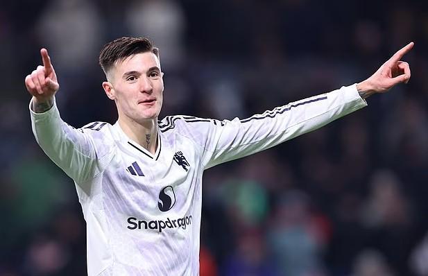 开云网址登录入口-费迪南德：卡里克会让谢什科受益，他理解前锋真正需要什么