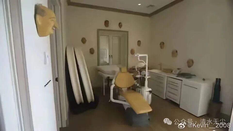 这是萝莉岛内部，看着确实有点诡异，而且还有这凳子和照射灯